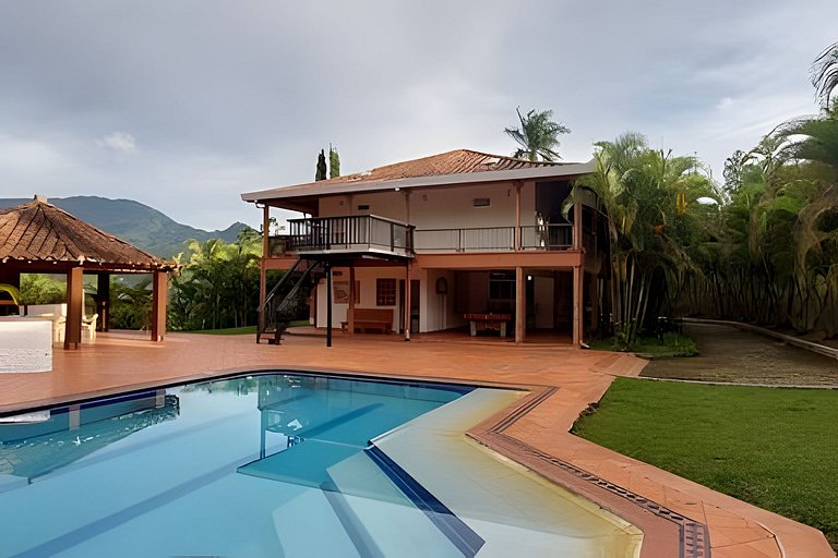 Finca con piscina y cancha en Copacabana Antioquia