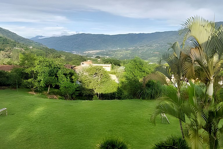 Finca con piscina y cancha en Copacabana Antioquia