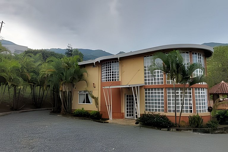 Finca con piscina y cancha en Copacabana Antioquia