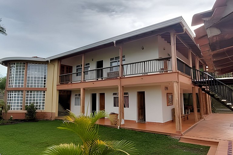 Finca con piscina y cancha en Copacabana Antioquia