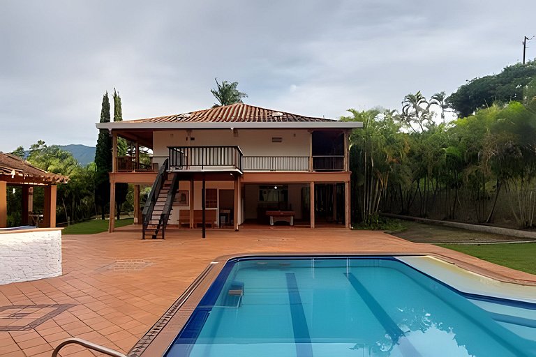 Finca con piscina y cancha en Copacabana Antioquia