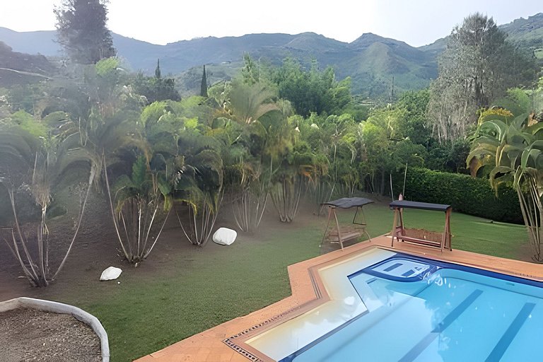 Finca con piscina y cancha en Copacabana Antioquia