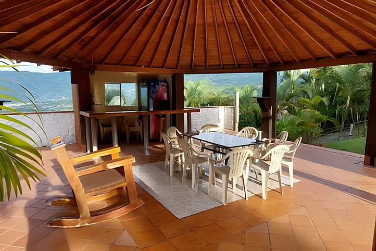 Finca con piscina y cancha en Copacabana Antioquia