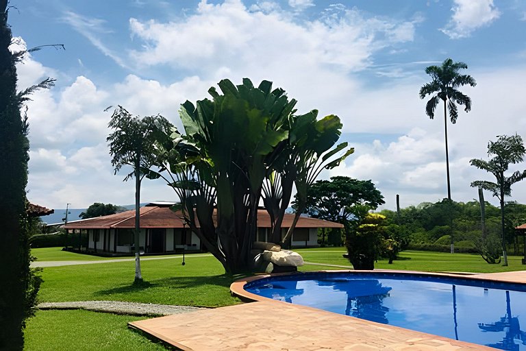 Villa con piscina cerca al parque del Café Quindio