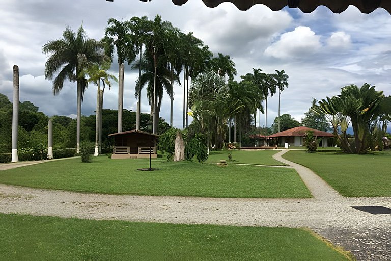 Villa con piscina cerca al parque del Café Quindio