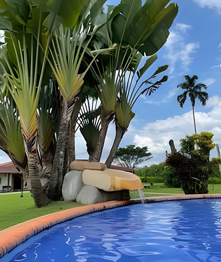 Villa con piscina cerca al parque del Café Quindio