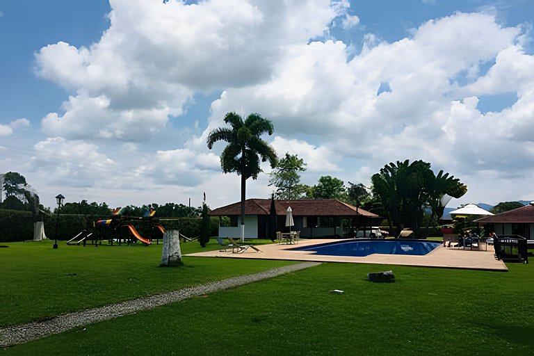 Villa con piscina cerca al parque del Café Quindio