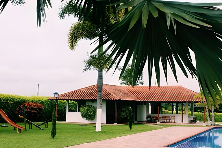 Villa con piscina cerca al parque del Café Quindio