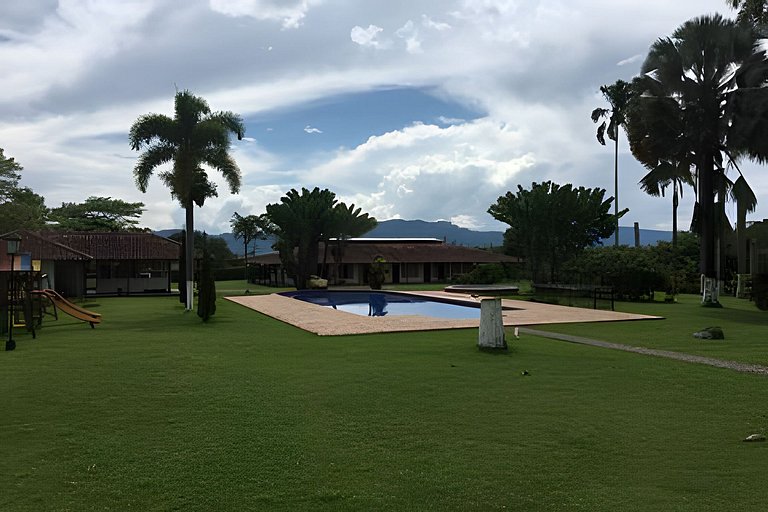 Villa con piscina cerca al parque del Café Quindio