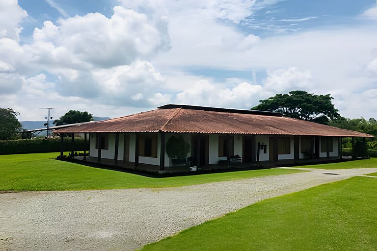 Villa con piscina cerca al parque del Café Quindio