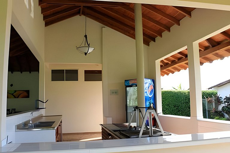 Villa con piscina cerca al parque del Café Quindio