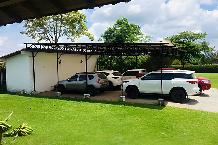 Villa con piscina cerca al parque del Café Quindio