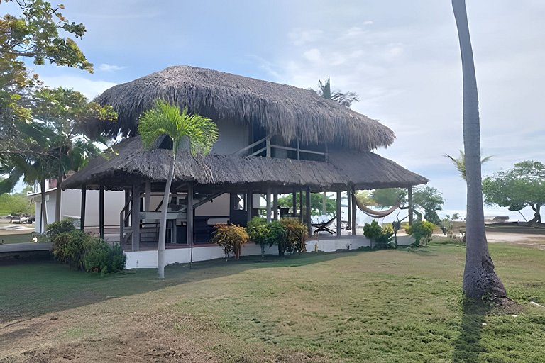 Cabaña ecológica frente al mar en isla fuerte