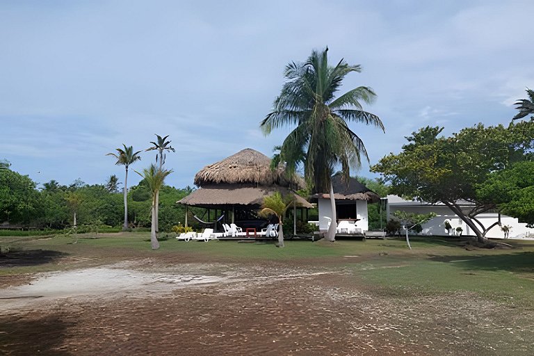 Cabaña ecológica frente al mar en isla fuerte