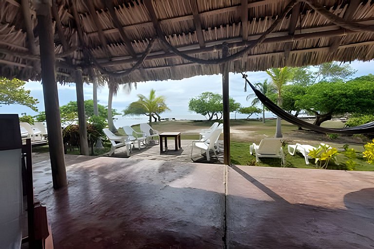 Cabaña ecológica frente al mar en isla fuerte