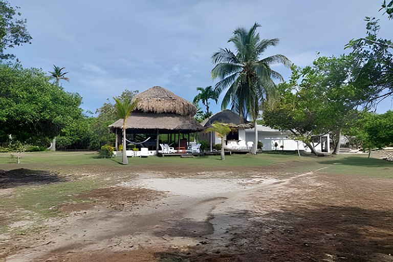 Cabaña ecológica frente al mar en isla fuerte
