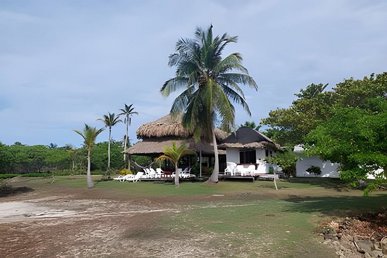 Cabaña ecológica frente al mar en isla fuerte