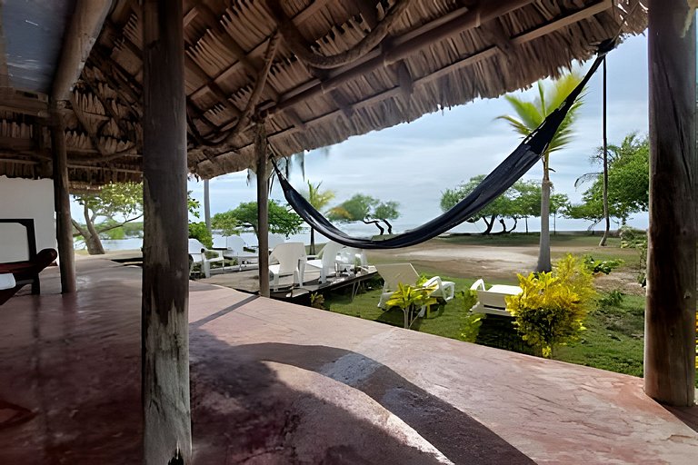 Cabaña ecológica frente al mar en isla fuerte