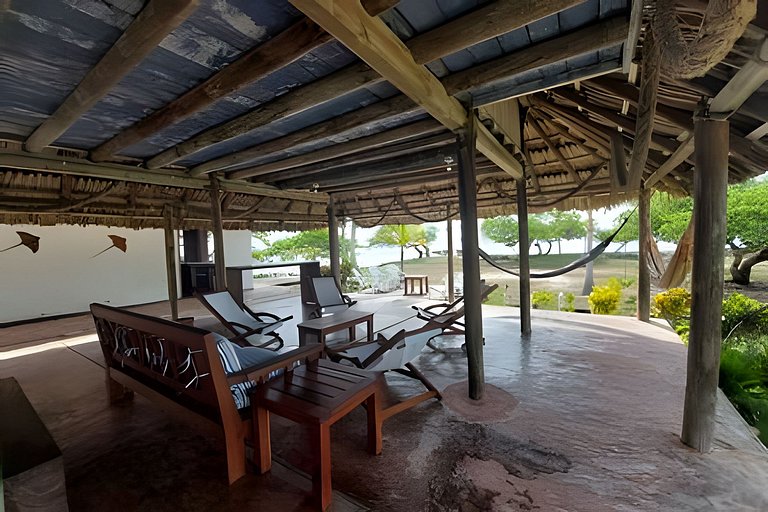 Cabaña ecológica frente al mar en isla fuerte