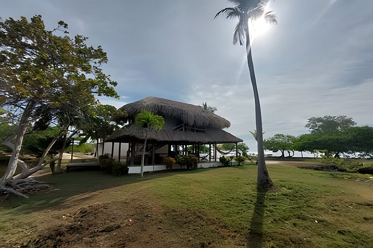 Cabaña ecológica frente al mar en isla fuerte