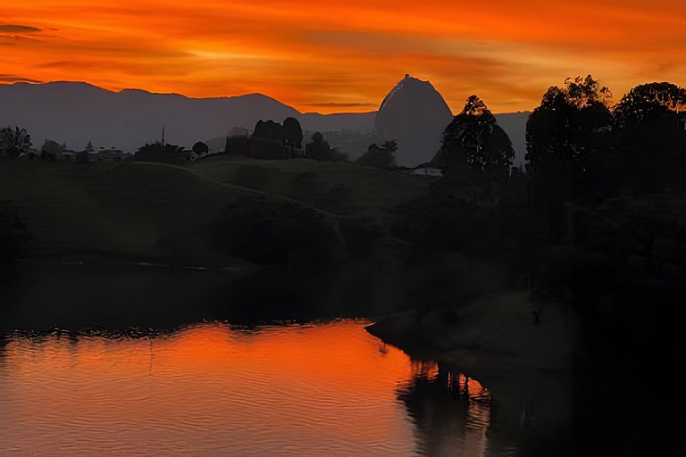 Villa frente a la represa vista a piedra del peñol