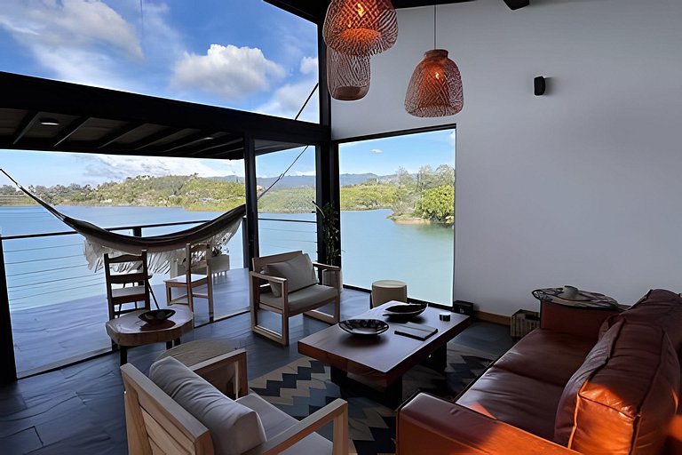 Villa frente a la represa vista a piedra del peñol