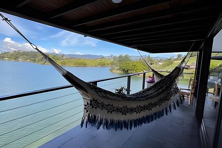 Villa frente a la represa vista a piedra del peñol