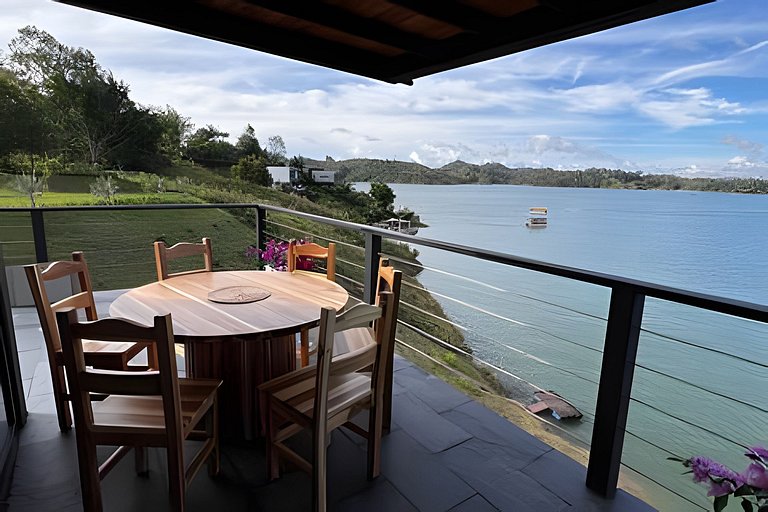 Villa frente a la represa vista a piedra del peñol