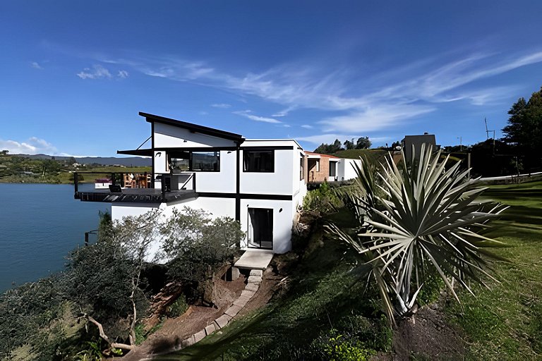 Villa frente a la represa vista a piedra del peñol
