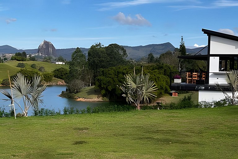 Villa frente a la represa vista a piedra del peñol