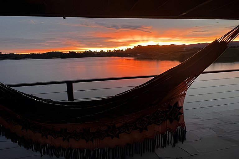 Villa frente a la represa vista a piedra del peñol