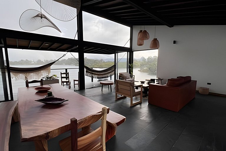 Villa frente a la represa vista a piedra del peñol