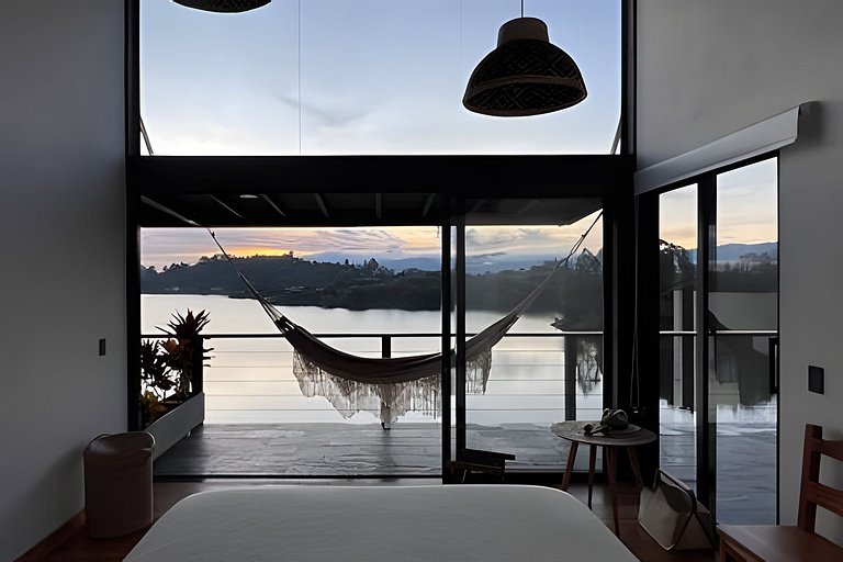 Villa frente a la represa vista a piedra del peñol