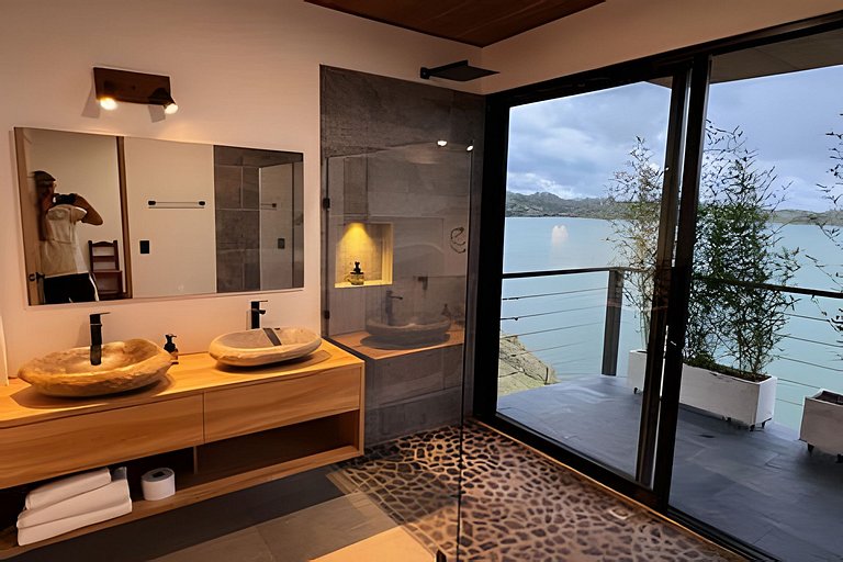 Villa frente a la represa vista a piedra del peñol