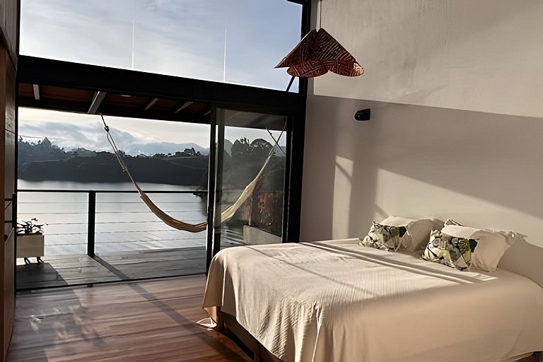 Villa frente a la represa vista a piedra del peñol