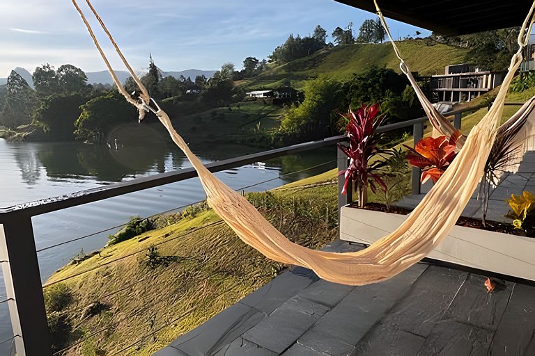 Villa frente a la represa vista a piedra del peñol