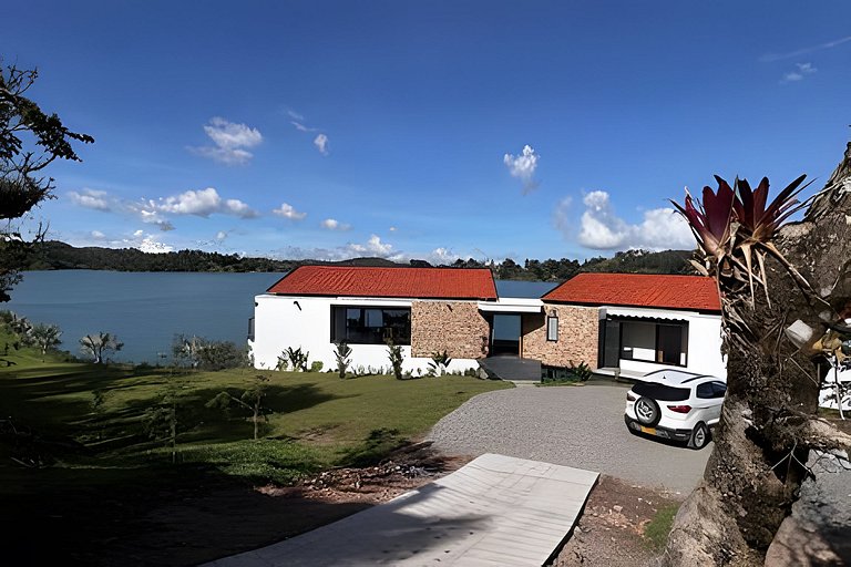 Villa frente a la represa vista a piedra del peñol