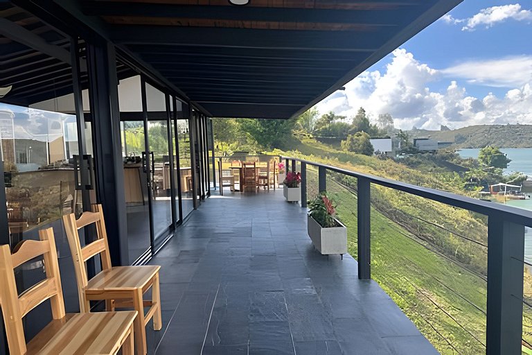 Villa frente a la represa vista a piedra del peñol