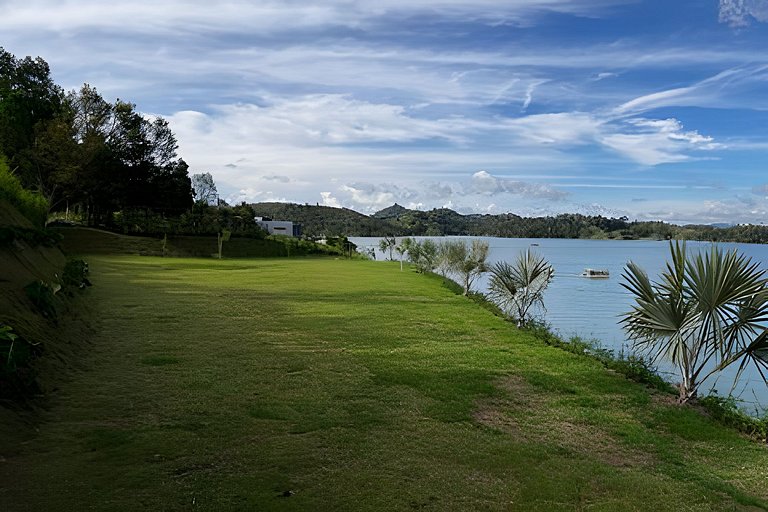 Villa frente a la represa vista a piedra del peñol