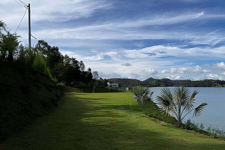 Villa frente a la represa vista a piedra del peñol