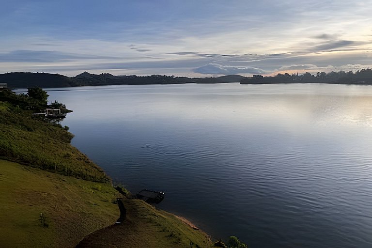 Villa frente a la represa vista a piedra del peñol