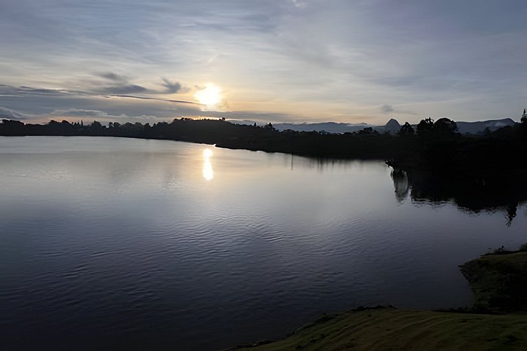 Villa frente a la represa vista a piedra del peñol