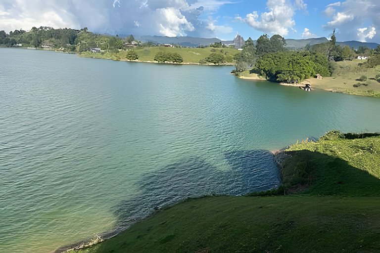 Villa frente a la represa vista a piedra del peñol