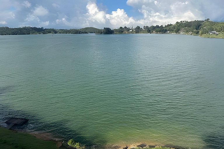 Villa frente a la represa vista a piedra del peñol