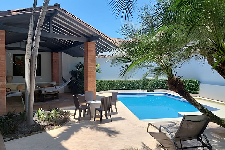 Casa en Cauca Viejo con piscina, jacuzzi y turco