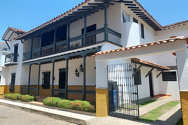 Casa en Cauca Viejo con piscina, jacuzzi y turco