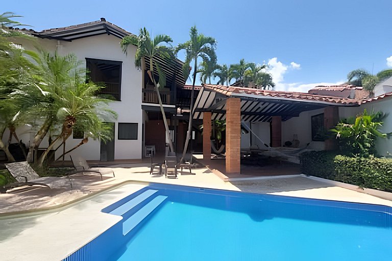 Casa en Cauca Viejo con piscina, jacuzzi y turco