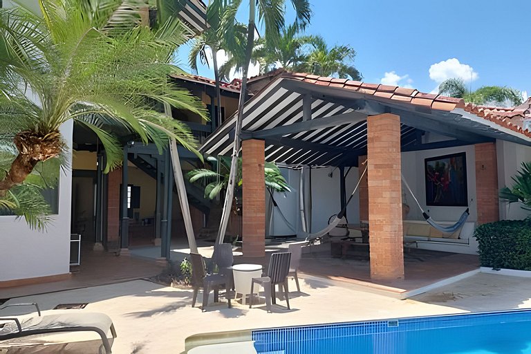 Casa en Cauca Viejo con piscina, jacuzzi y turco