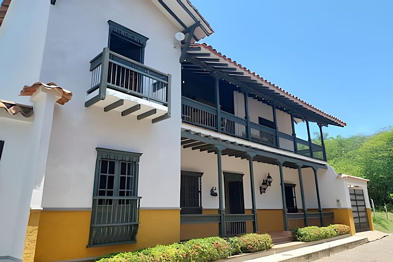 Casa en Cauca Viejo con piscina, jacuzzi y turco