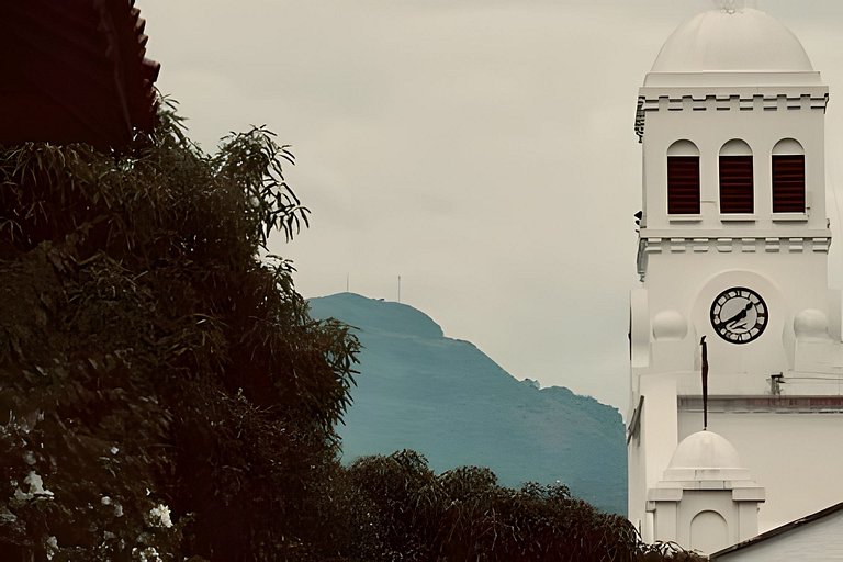 Casa en Cauca Viejo con piscina, jacuzzi y turco